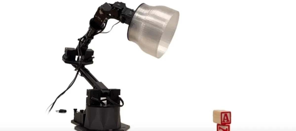 TOP 5: dve leti re:doja 🎉, nujna varnostna posodobitev za iOS, robotska svetilka in še! 😎