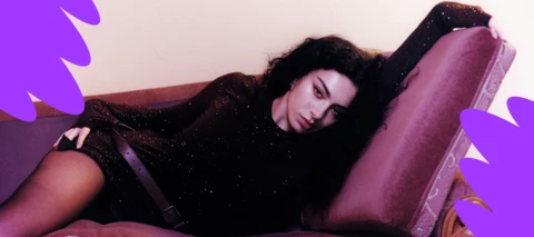 Charli xcx regresa justo a tiempo para ponernos a bailar este verano 😎