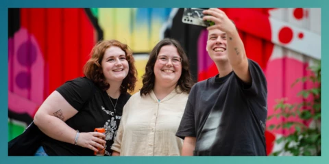 Jongere gezocht die bij de Albert Heijn werkt Jongere gezocht die bij de Albert Heijn werkt