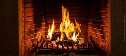 Der weihnachtliche Kaminfeuer-Livestream jetzt auf JOYN