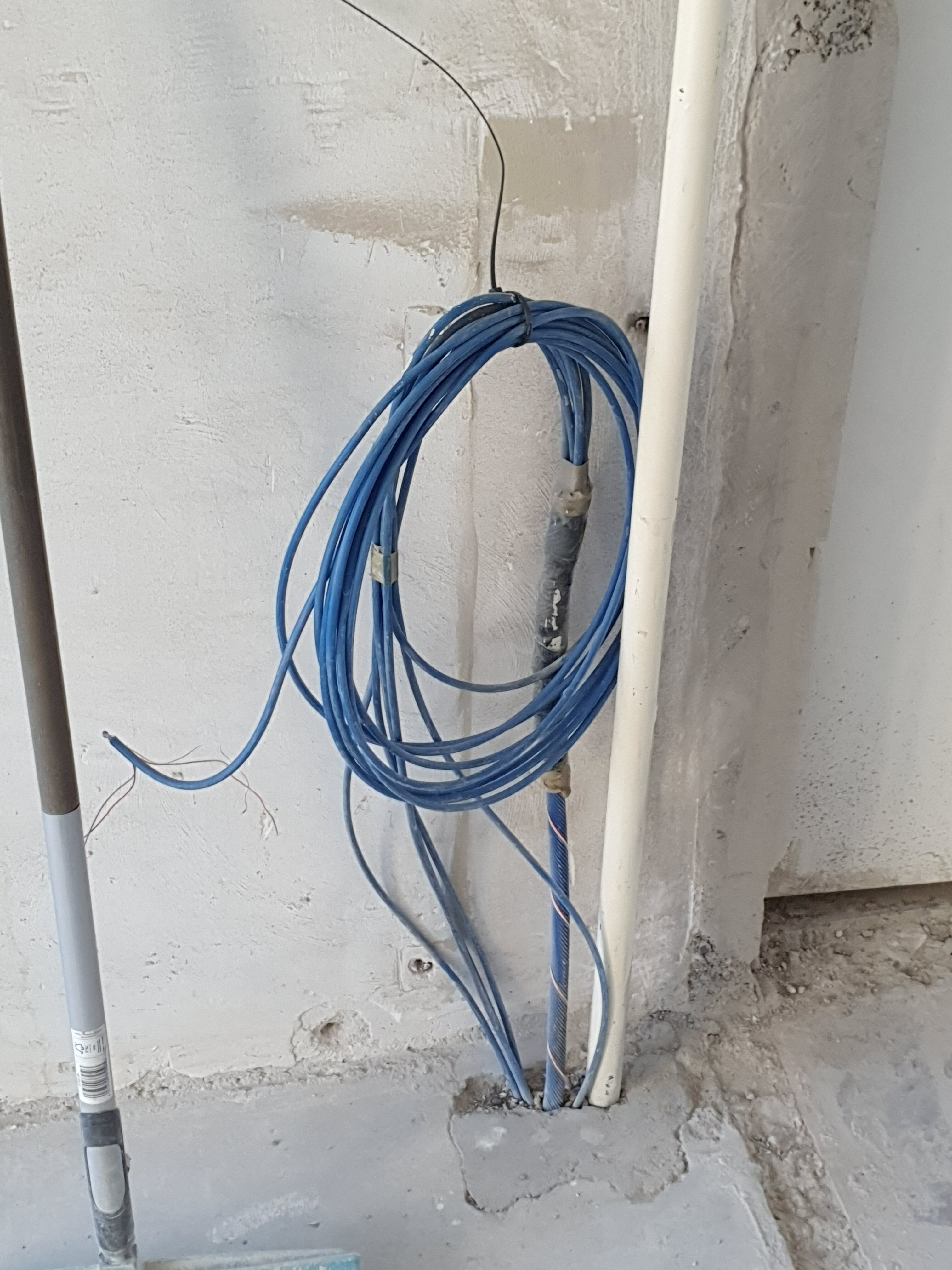 Weekendtas Logisch Afgekeurd Blauwe kabels in woonkamer | KPN Community