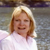 Stephanie Hills