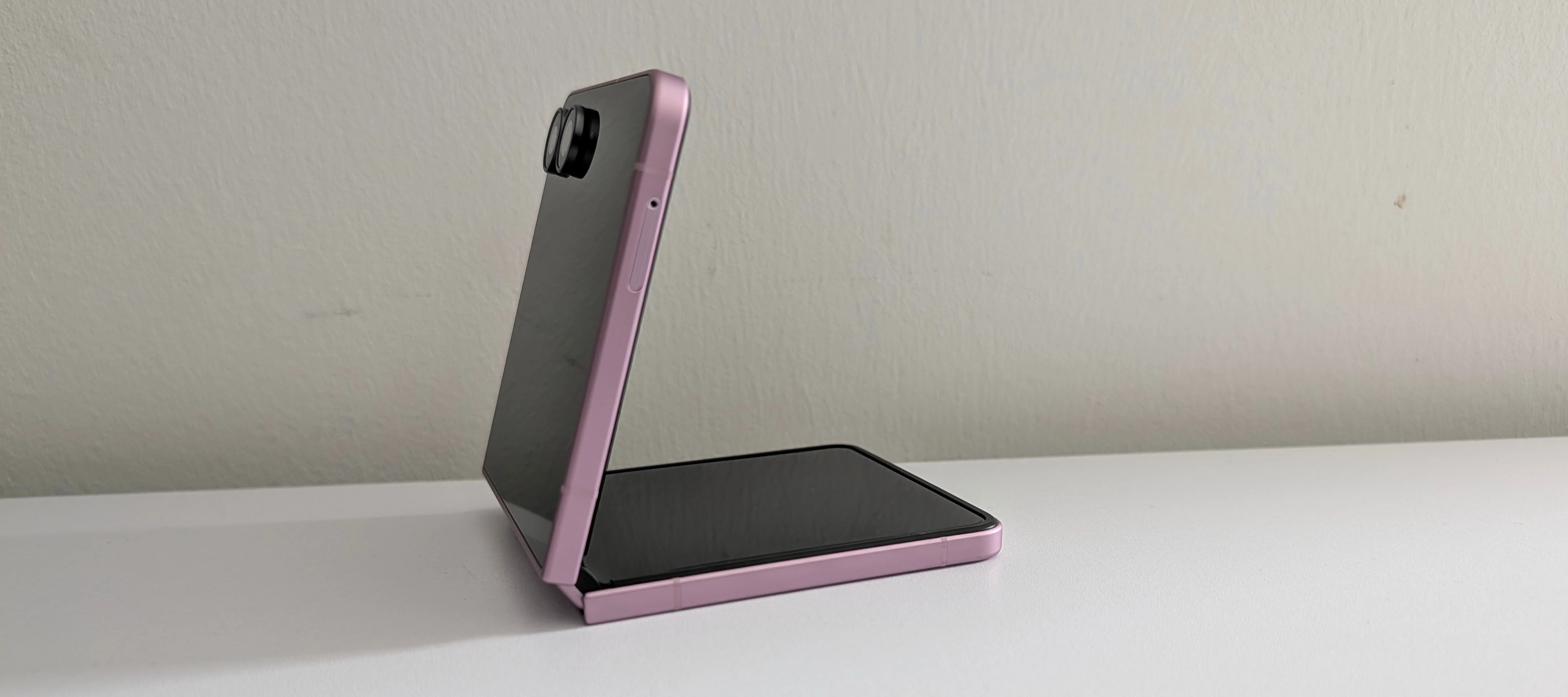 Samsung Galaxy Z Flip8 seitlich im halb aufgeklappten Zustand.