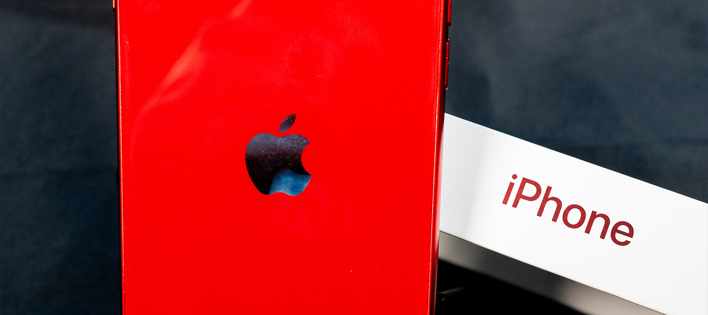 Das iPhone SE im knalligen Rot steht für den nächsten Test bereit