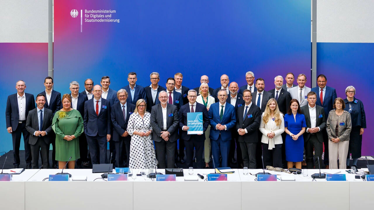 Die Beteiligten des Memorandum of Understanding (MoU) stehen für ein Gruppenfoto zusammen und halten die unterzeichnete Absichtserklärung in die Kamera.