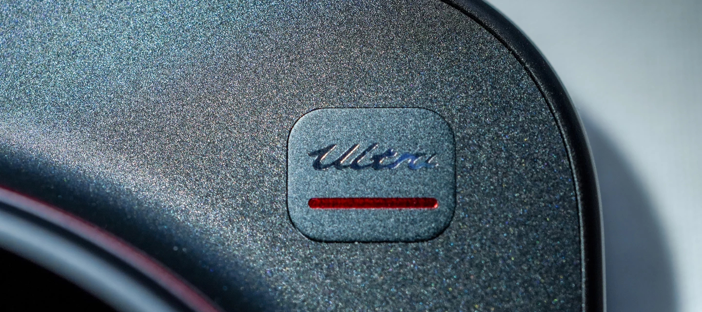 Ganz nah dran am Ultra Logo auf der Rückseite des Xiaomi 17 Ultra