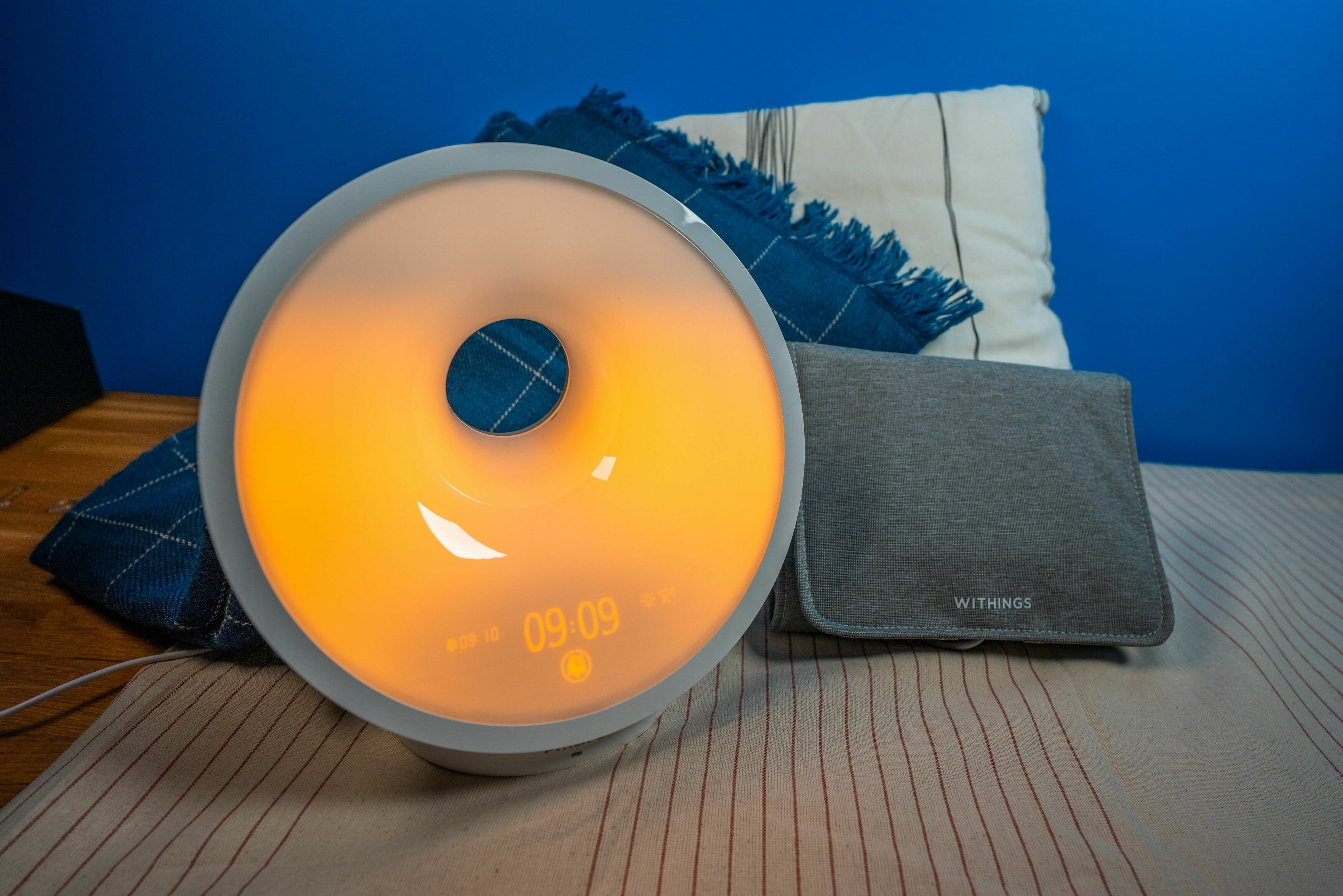 Philips Connected Sleep & Wake-Up Light inklusive Withings Sleep Analyzer. Analysiere deinen Schlaf und lasse dich sanft wecken!