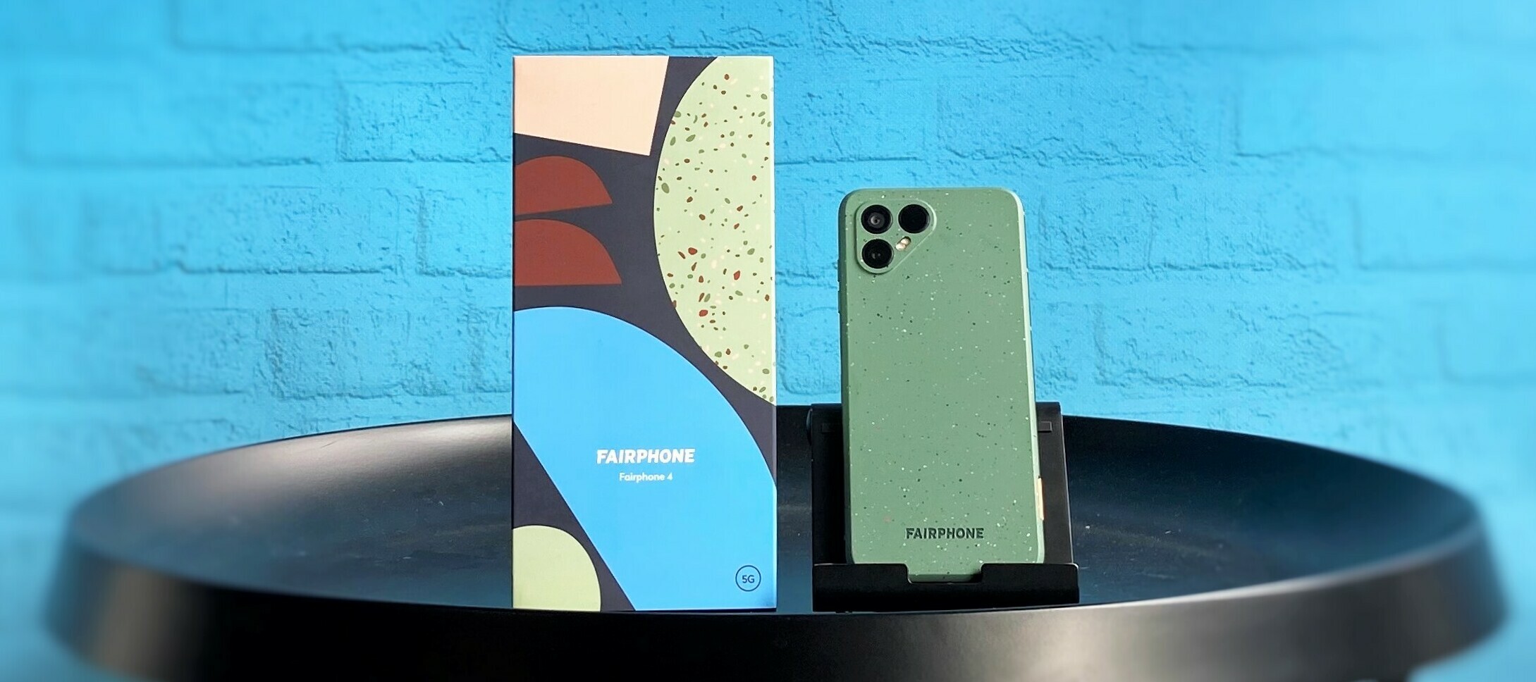 Das neue nachhaltige Fairphone 4 wartet darauf getestet zu werden