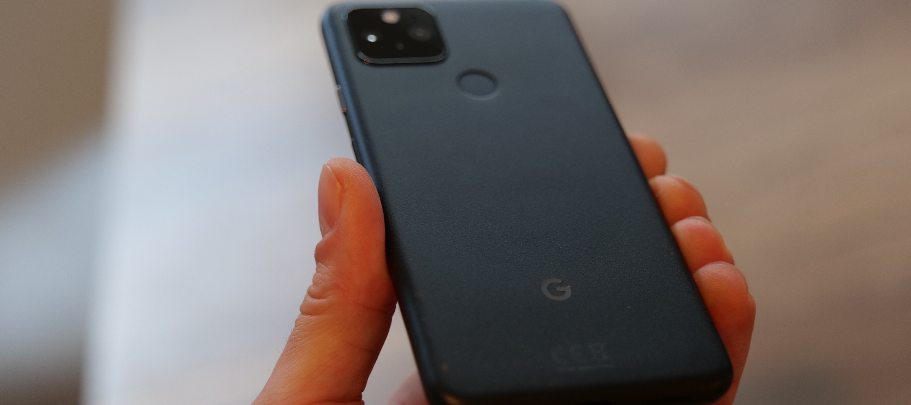 Google Pixel 5 - Ein schickes und kompaktes Smartphone mit einem besonderen Display und einer tollen Kamera