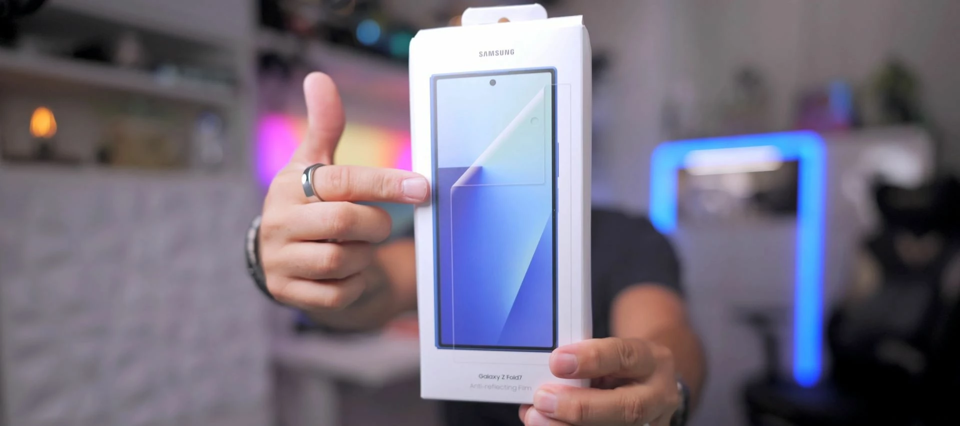 FunThomas hält die Verpackung der Samsung Anti-Reflexions-Schutzfolie für das Galaxy Z Fold7 in die Kamera. 