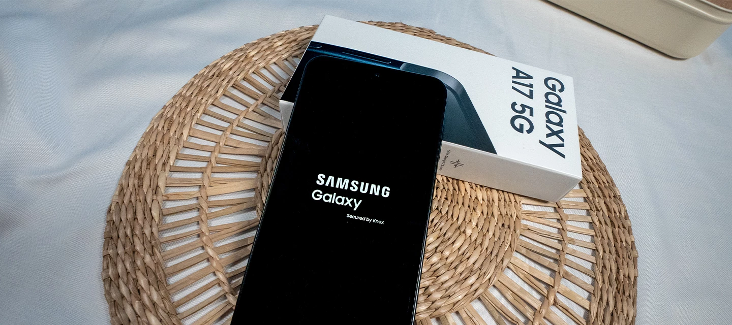 Das Samsung Galaxy A17 5G liegt zusammen mit der Verpackung auf einer Tischunterlage.