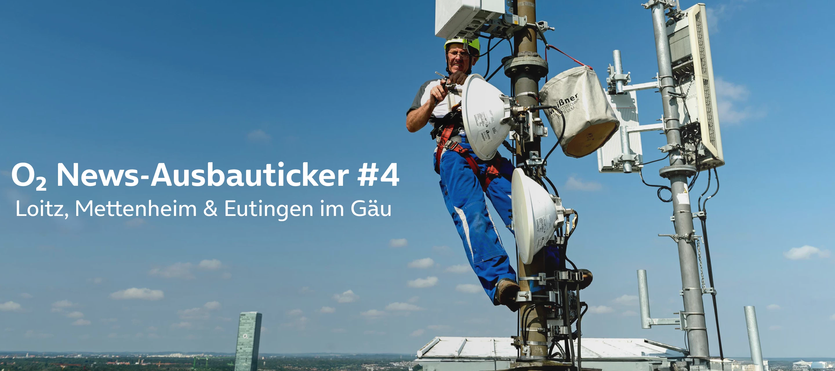 Netzwerktechniker, der auf einen Mobilfunkmast klettert und am Sender/Empfänger arbeitet