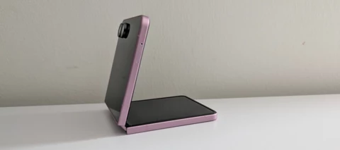Samsung Galaxy Z Flip8 seitlich im halb aufgeklappten Zustand.