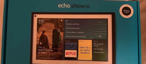 Das smarte Bundle - Echo Show 15 & HUE White & Color Ambiance Lampen