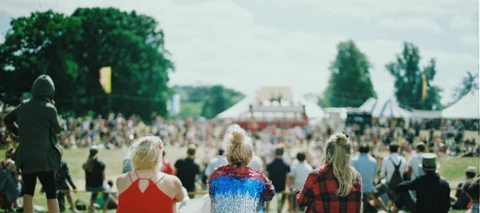 5 Smartphone-Tipps, die dein Handy sicher durch die Festival-Saison bringen!