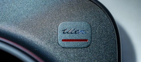 Ganz nah dran am Ultra Logo auf der Rückseite des Xiaomi 17 Ultra