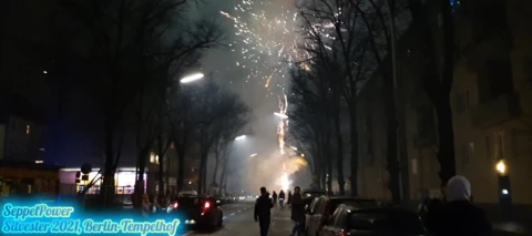 Silvester 2021. Berlin Tempelhof. Straßen Feuerwerk, Pyrotechnik.