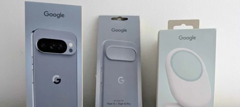 Google Pixel 10 Pro, Google Pixelsnap-Ladegerät und Google Case im Unboxing