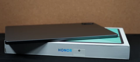 Das ausgepackte Honor Pad liegt mit der Rückseite nach oben auf dem Karton. Seitliche Ansicht.