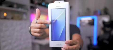 FunThomas hält die Verpackung der Samsung Anti-Reflexions-Schutzfolie für das Galaxy Z Fold7 in die Kamera. 