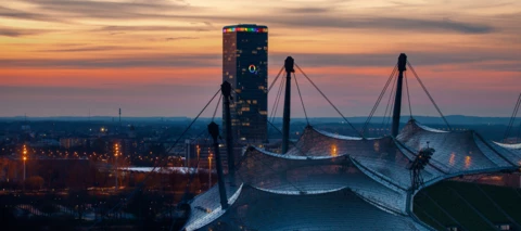 O₂ Tower in Regenbogenfarben