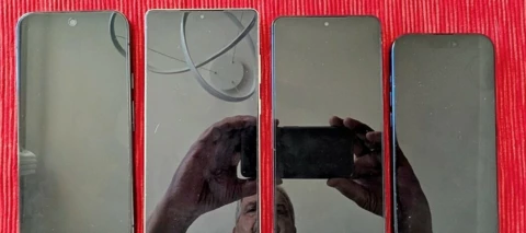 Alle vier verglichenen Geräte im Größen- und Formvergleich. v.l.n.r: Pixel 9 Pro XL, S25Ultra, S26+ und das iPhone 15 pro.