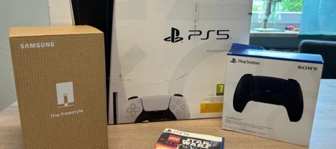Multimedia Bundle PS5 + Samsung Beamer + Lego Star Wars Spiel + Controller