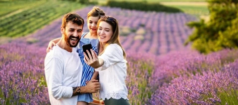 Cyberveilig op reis: zo bescherm je je gezin op vakantie