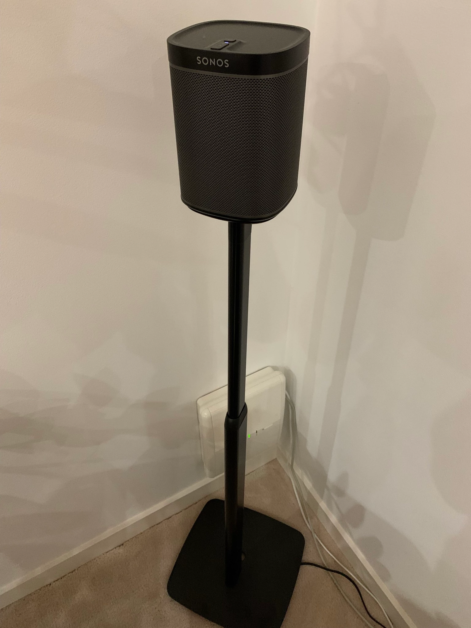 Supporto Sanus WSS21 Per Sonos One, Play:1 E Play:3 - In Alluminio Anodizzato, Gestione Cavi Integrata, Venduto Singolo O Coppia