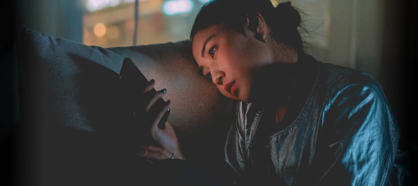 Sosiaalisen median vaikutus nukkumistottumuksiin – miksi selaamme vielä keskiyöllä?