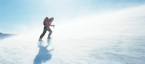 Henkilö vaeltaa vuoristossa