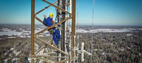 ”Kohta bitit viuhuu” – Tuomas Koski keikkuu virittämässä uutta 5G-verkkoa suomalaisille