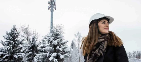 Tämä nainen pyörittää euroja ja aikatauluviidakkoa – 5G-verkko on kuin valtava palapeli