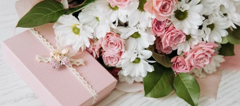 Mitä lahjaksi ylioppilaalle tai ammattiin valmistuvalle? Listasimme vuoden parhaat lahjavinkit!