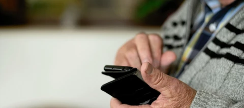 Seniori-info: Peruspuhelin vai älylaite?
