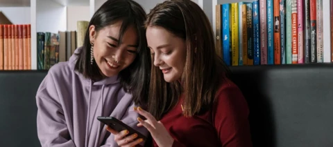 Snäppistreakit ja doom-scrollaus - kurkistus teinien kännykkäkulttuuriin