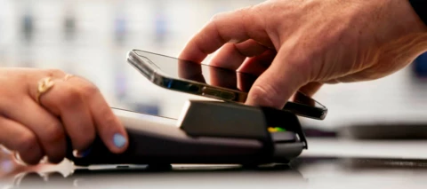 Aina oikea suojakalvo puhelimeesi – leikkaamme ja asennamme sen paikan päällä!