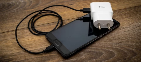 Puhelimen laturi - Mitä kannattaa huomioida ostopäätöstä tehdessä