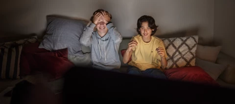 Vaihda kaapelikorttisi Telia Play -boksiin ja vapauta viihdekeskus käyttöösi