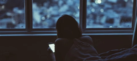 Puhelimen sininen valo voi haitata untasi – Näin korjaat tilanteen!