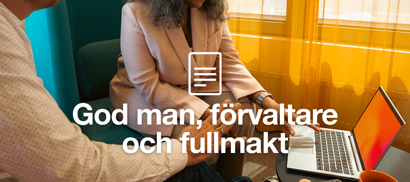 en person hjälper till en annan person framför en dator.