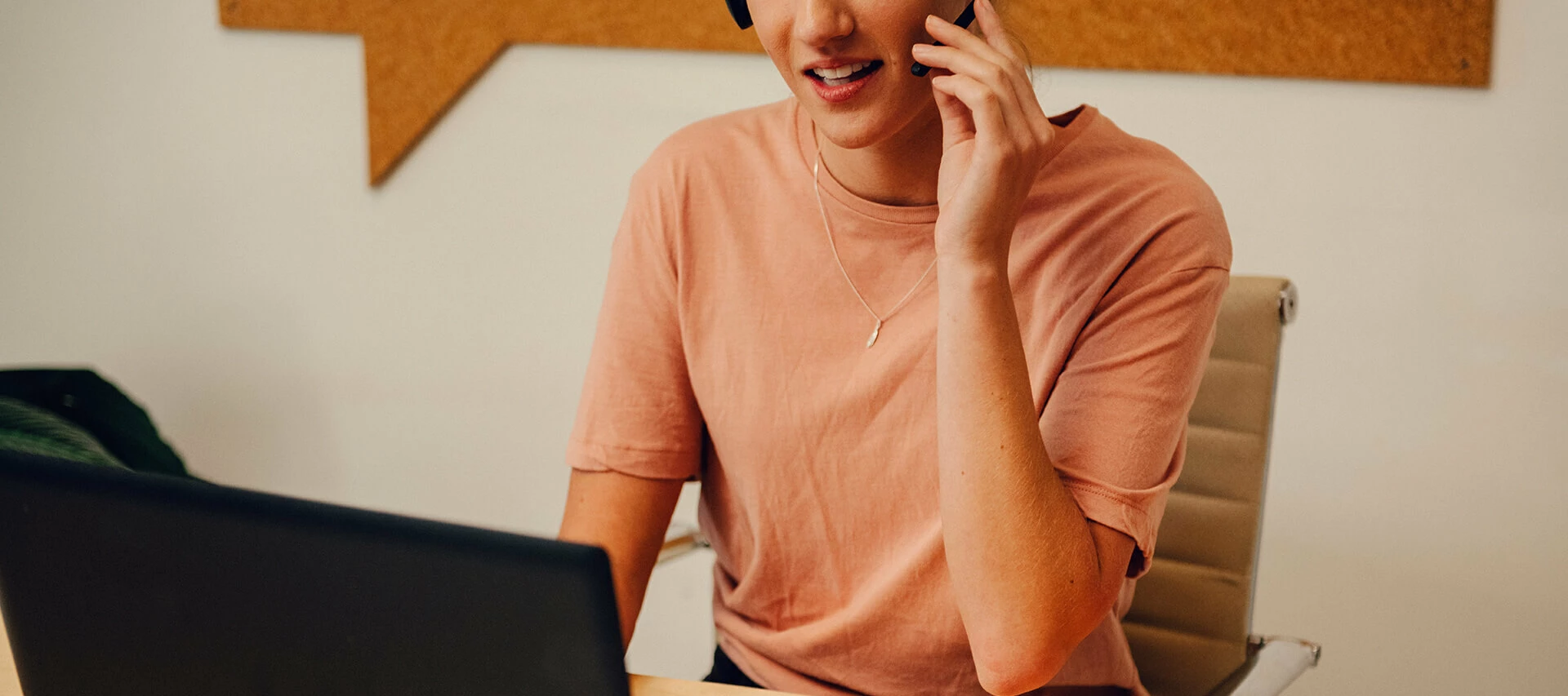 Kundservicemedarbetare som talar i headset.