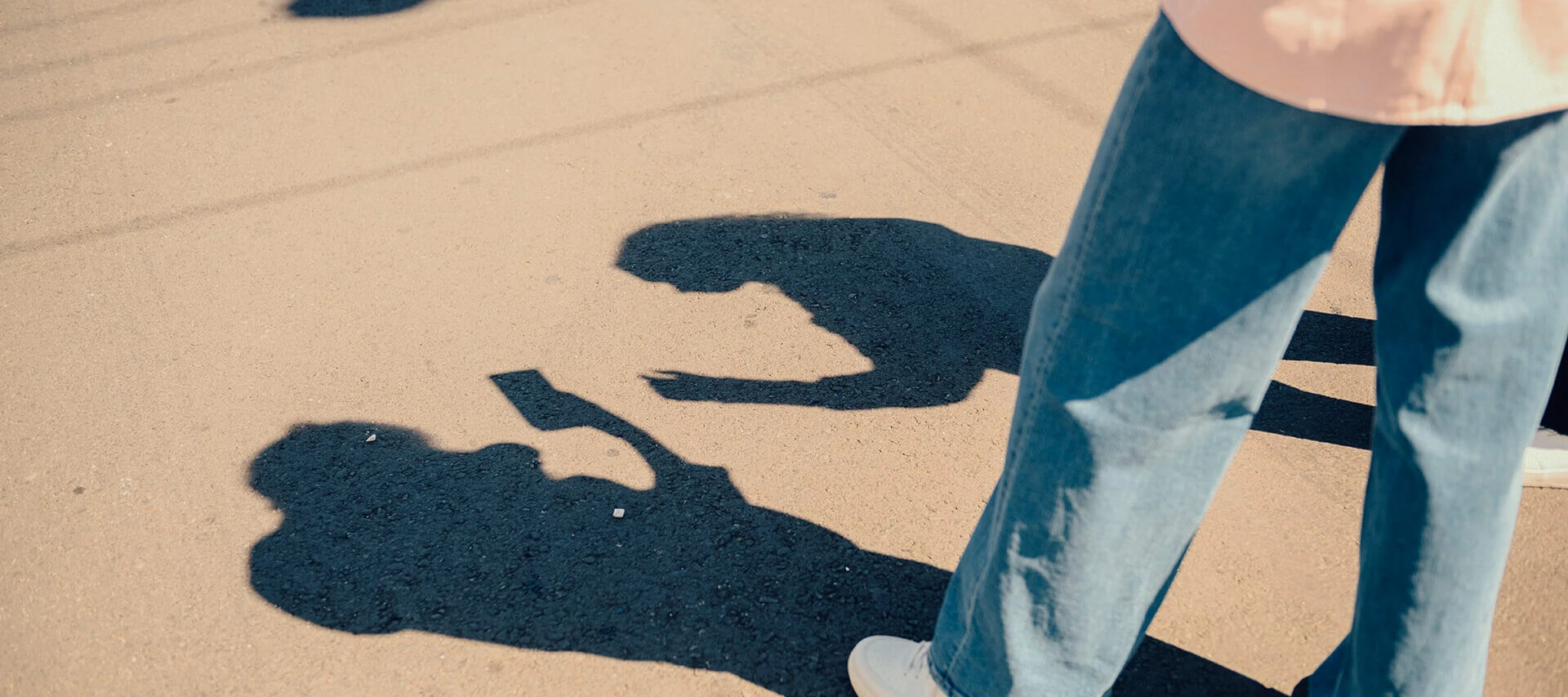 Skuggor av 2 kvinnor som tittar på telefonen