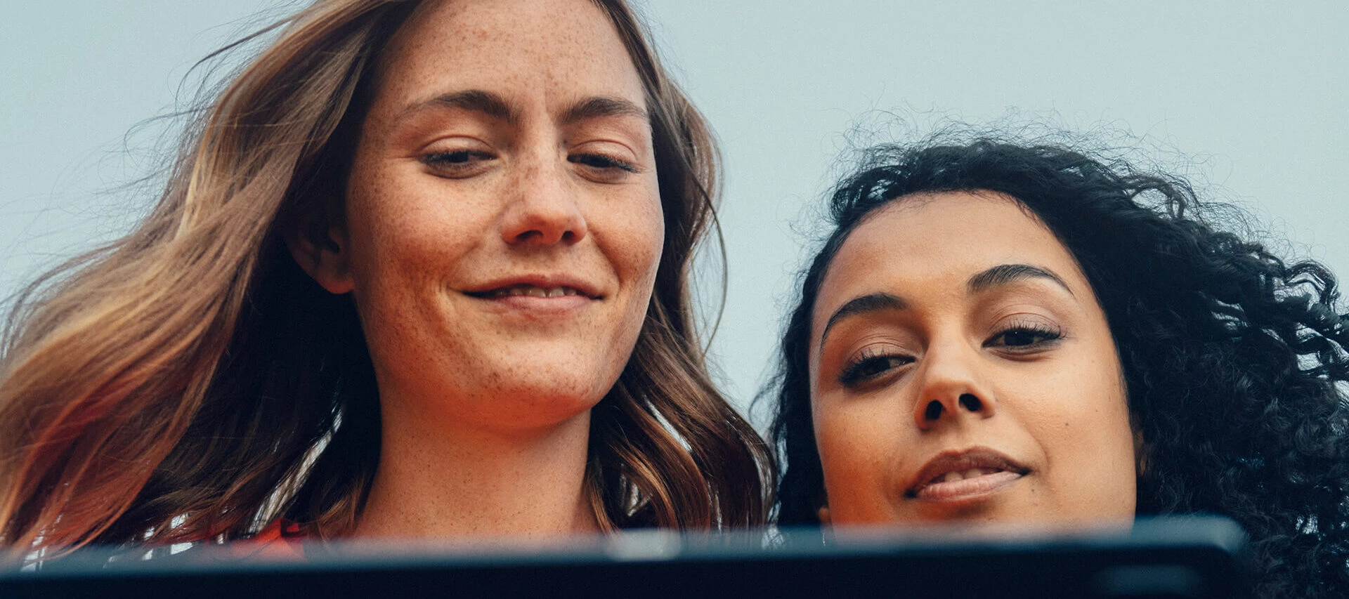 Två personer står nära varandra och tittar ner på en skärm.