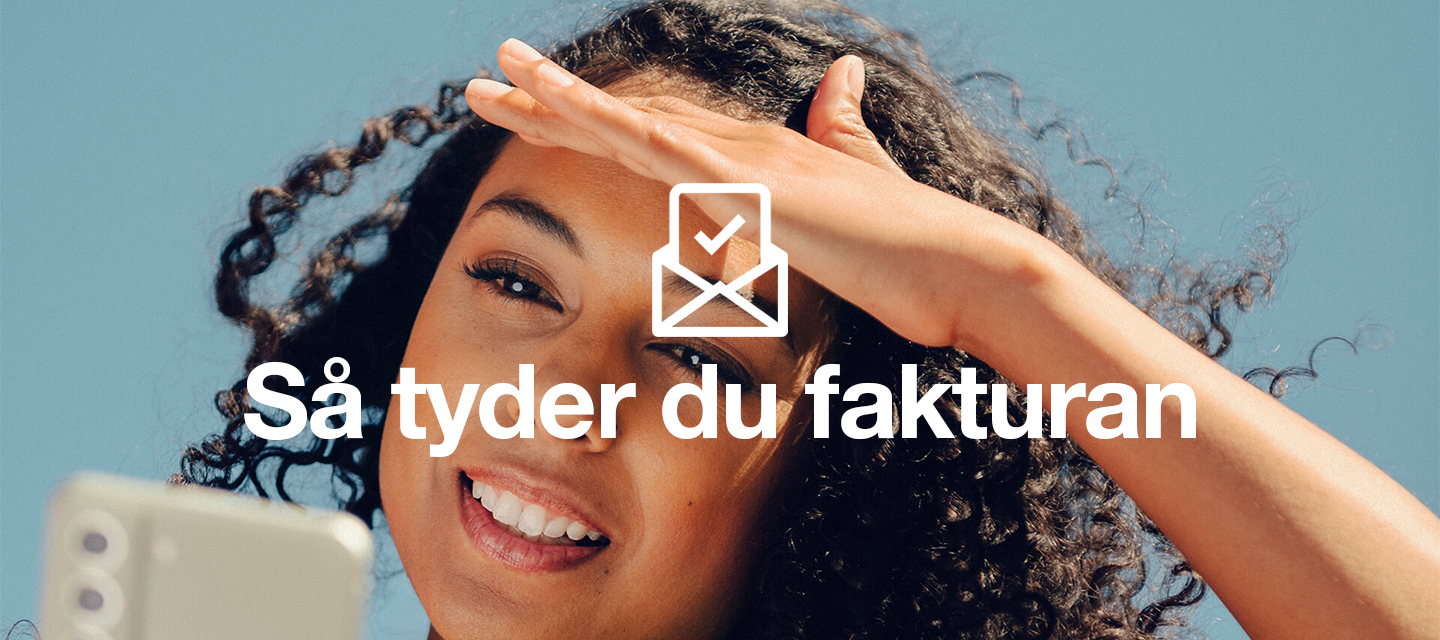 En kvinna fokuserar på sin mobilskärm