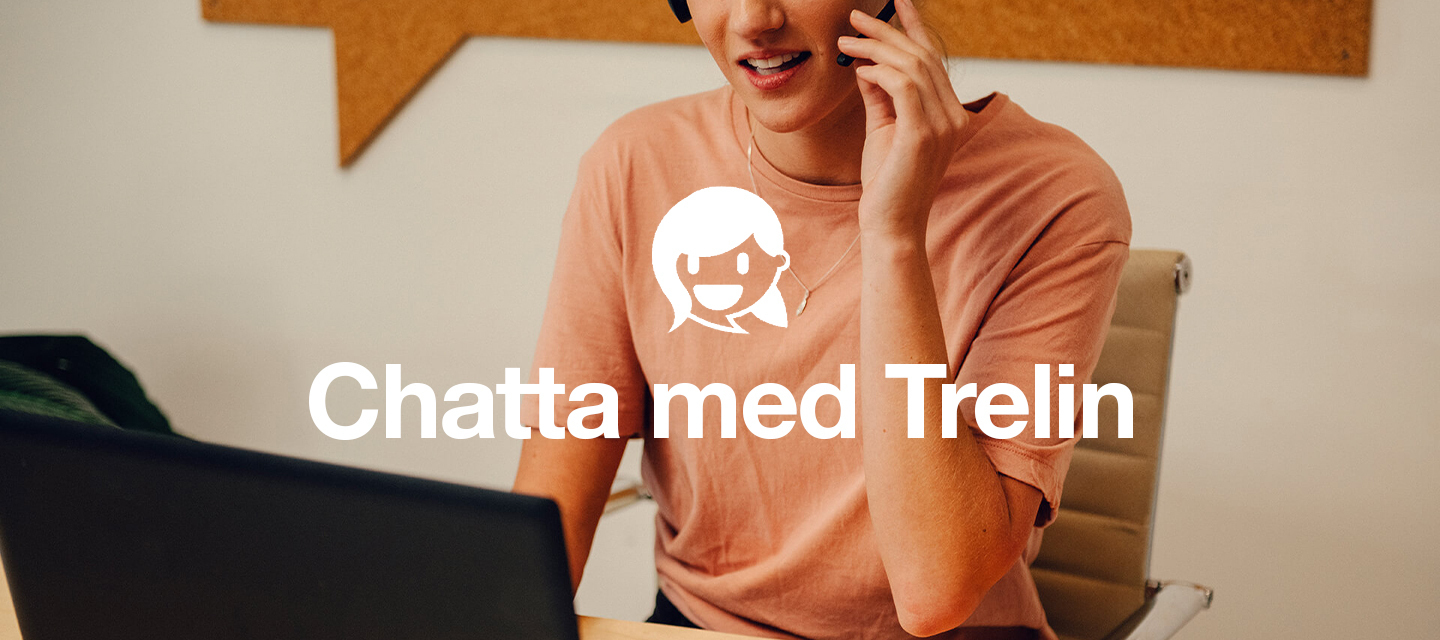 En kundservice agent sitter framför en laptop med ett headset och pratar