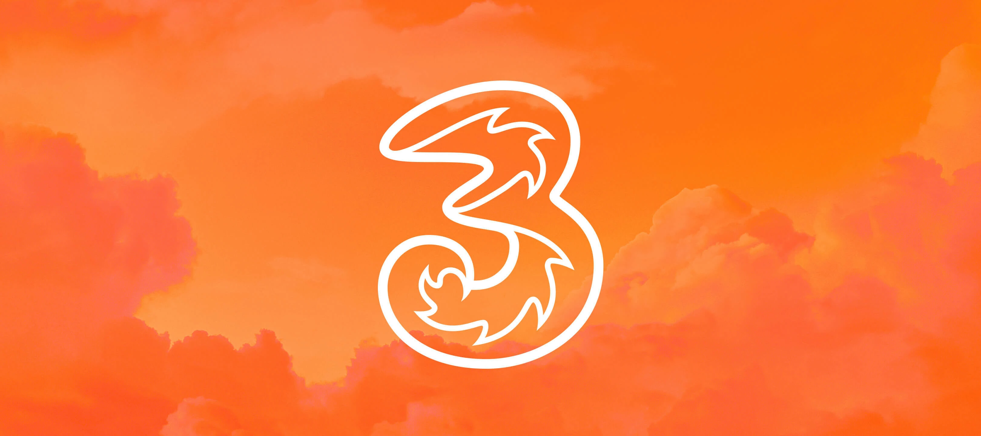 En vit 3-logotyp mot en orange bakgrund med moln.