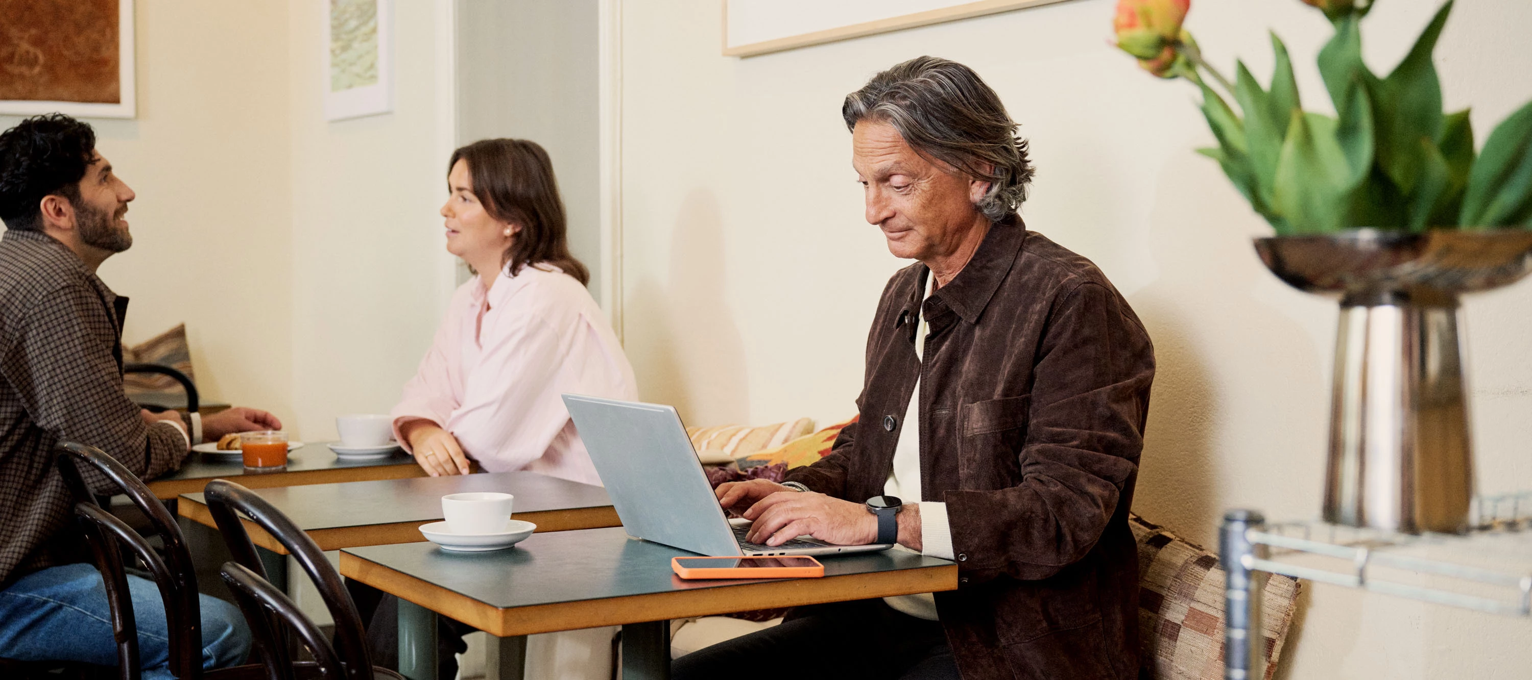 En person använder sin dator på ett kafé