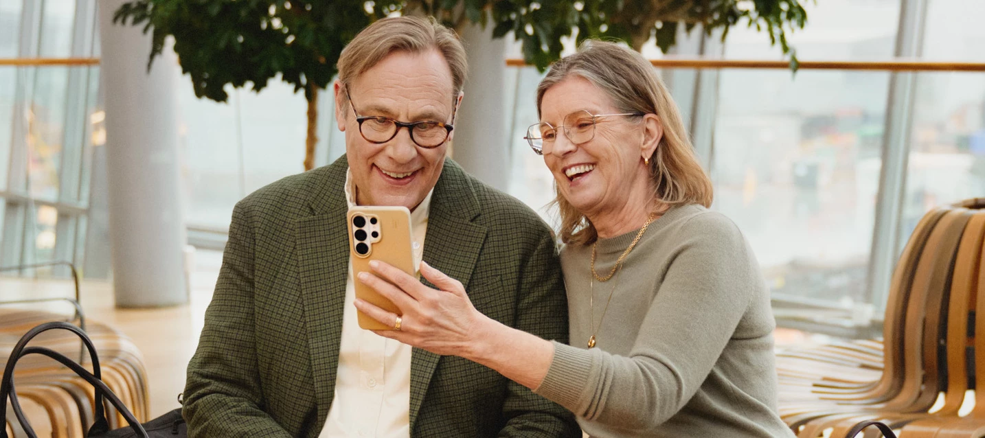 En man och en pojke sitter och läser information från en surfplatta