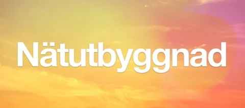En himmel med färgglad gradient med texten "nätutbyggnad".